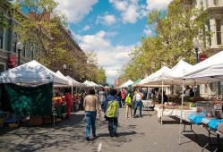 地摊吃瓜的视频,地摊吃瓜，揭秘人间烟火味