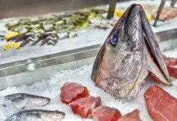 小女孩做鱼吃瓜视频播放,小女孩制作鱼吃瓜美食视频走红网络