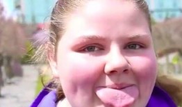 吃无瓜吐舌头的真实视频,吃无瓜吐舌头的搞笑瞬间