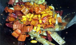 八瓜鱼爆辣椒吃货视频,吃货眼中的辣味盛宴