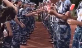 教官吃瓜群众视频大全集,揭秘军营里的欢乐瞬间