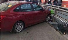 开车女司机吃瓜视频,开车途中展现独特魅力