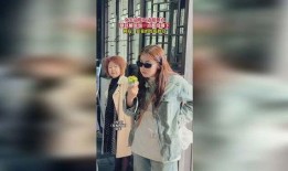 景区内吃瓜女孩视频,瓜田偶遇成网红打卡地