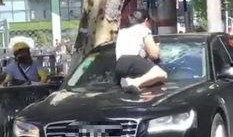 开车出车祸吃瓜群众视频,吃瓜群众视频记录惊魂一幕