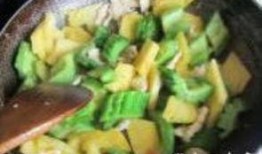 关于瓜鸡吃黑蒜的视频,黑蒜美食新体验