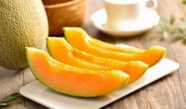 女子吃哈密瓜视频,女子品尝哈密瓜，尽享夏日清新美味