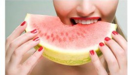 给吃瓜男孩点痣视频,颜值飙升！