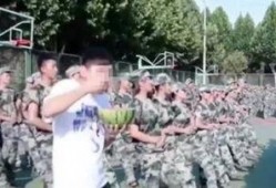 军训跳舞吃瓜短视频