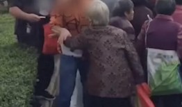 路上吃瓜老人视频大全播放,揭秘热门“吃瓜老人”视频背后的故事