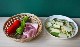 糖宝做菜给渣渣瓜吃视频,渣渣瓜品尝甜蜜滋味