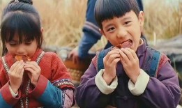 哥哥带着妹妹吃瓜视频,温馨互动萌翻网友