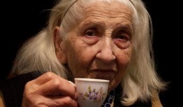 老头老太婆吃瓜搞笑视频