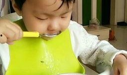 小朋友吃小瓜饭视频,欢乐时光温馨满满