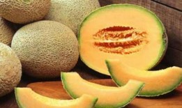 女子吃哈密瓜视频,女子品尝哈密瓜，尽享夏日清新美味