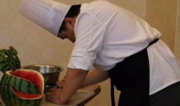 带你吃瓜搞笑厨师视频大全,笑料横生！带你领略搞笑厨师们的“吃瓜”风采