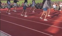 军训跳舞吃瓜短视频