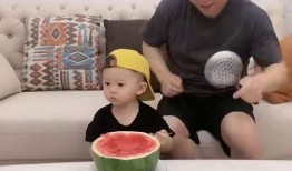 爸妈教孩子吃瓜视频播放,趣味互动视频走红网络