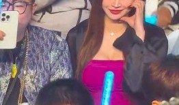 演唱会女粉丝吃瓜视频,女粉丝吃瓜视频引发热议，揭秘幕后故事