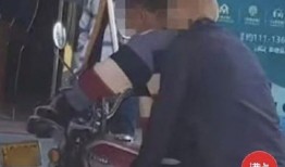 路上吃瓜老人视频大全播放,揭秘热门“吃瓜老人”视频背后的故事