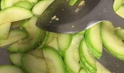 小瓜怎么做吃的减肥视频,轻松制作低脂美味减肥餐