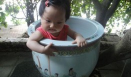 让小孩吃瓜的搞笑视频,宝宝吃瓜搞笑瞬间大盘点